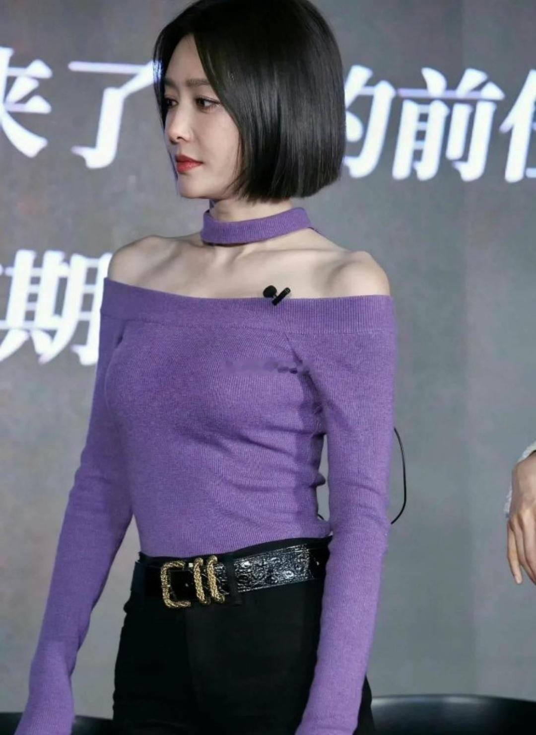 秦岚为啥要在牛仔裤里套上丝袜啊 ​​​