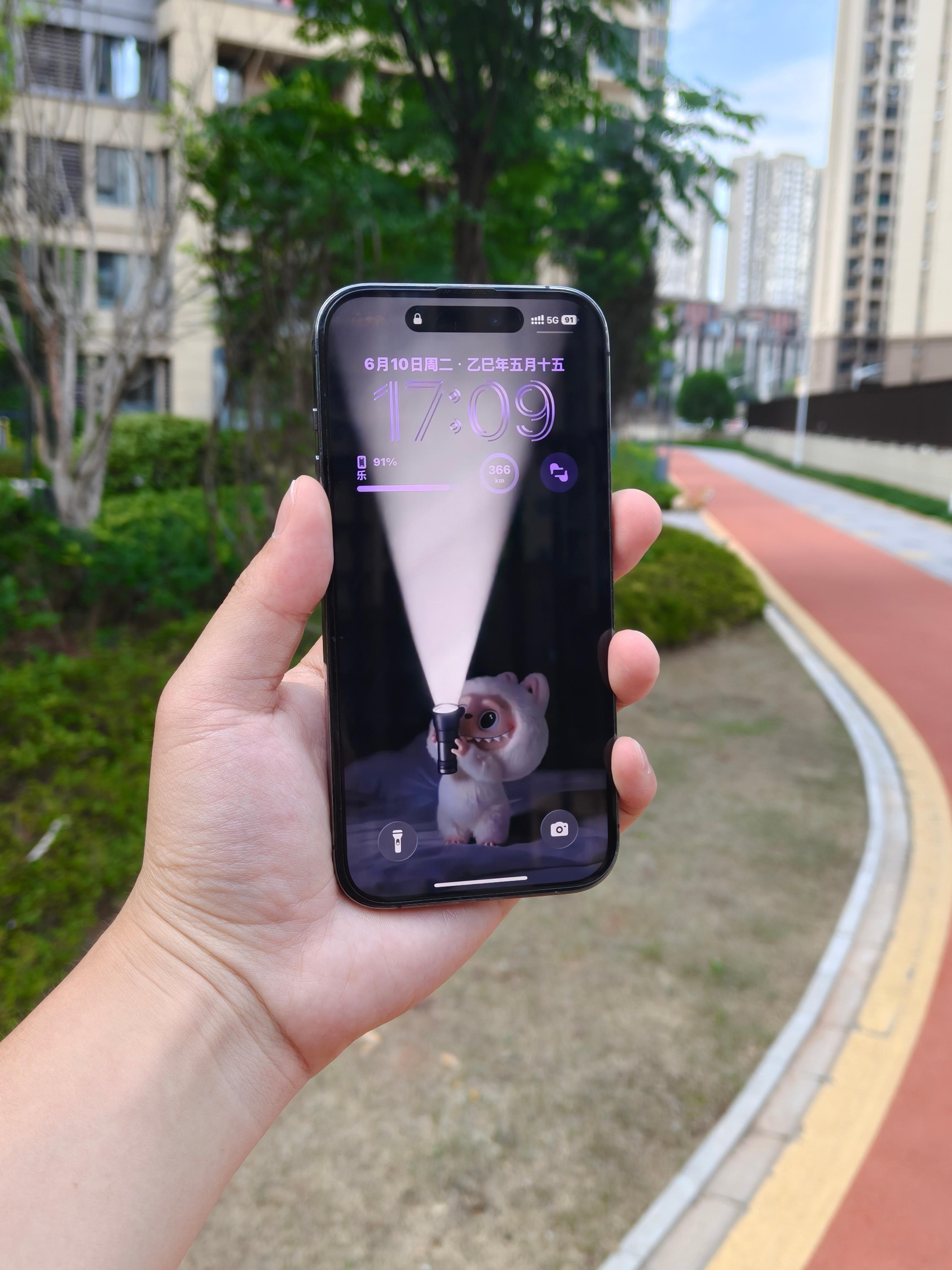 iOS26 丑到底是哪里出了问题，怎么我的和你们的不一样啊？希望这个bug一直卡