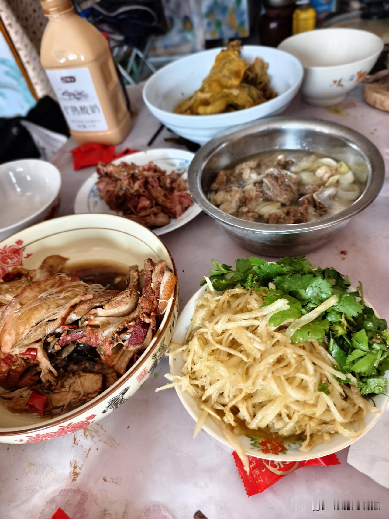 秋日生活打卡季 下雨了，打工的俩闺蜜也不能在户外干活了，小聚小酌吧！依旧是丰盛午