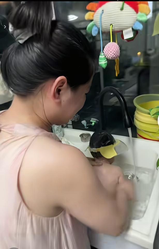 宝妈脑洞大开，直接在厨房水槽给小宝宝洗澡，还戴上趣味洗头帽，水流哗哗冲洗，操作干