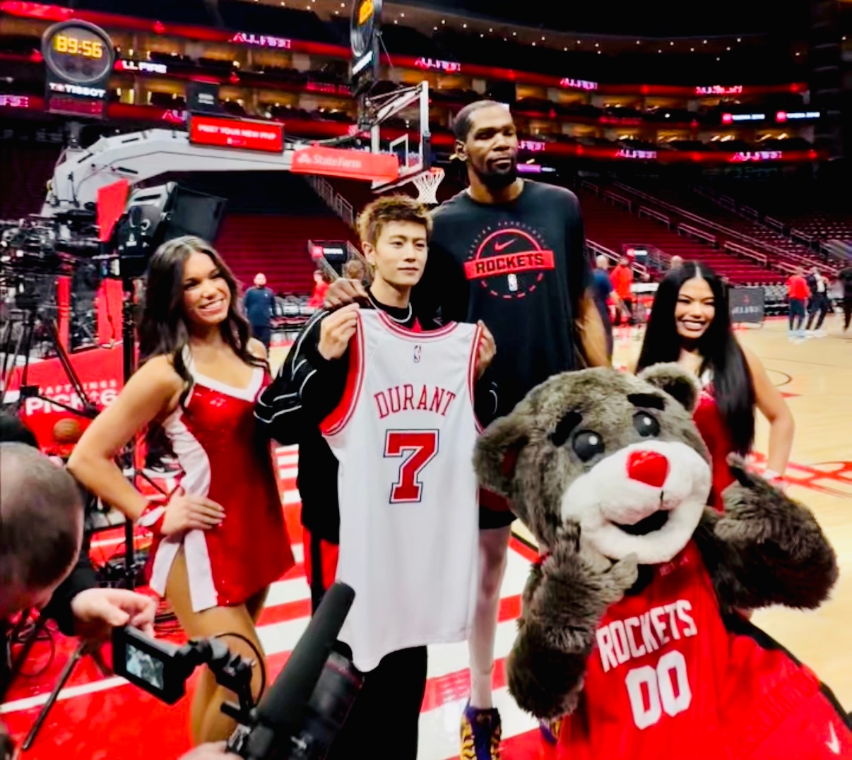 任嘉伦任嘉伦火箭主场表演嘉宾杜兰特任嘉伦互换礼物杜兰特想像任嘉伦一样帅 任嘉伦，