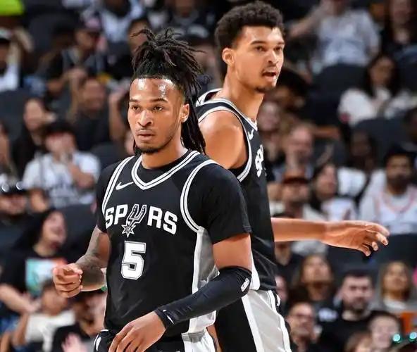 能把坎宁安防的上头的卡斯尔算一个

马刺战胜活塞，本场绝对是常规赛防守对抗的高端