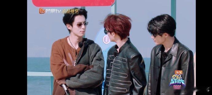 王鹤棣的腹肌被丁程鑫认证了 来自队友的直观检验，上手触摸后满是认可的笑容，这波身