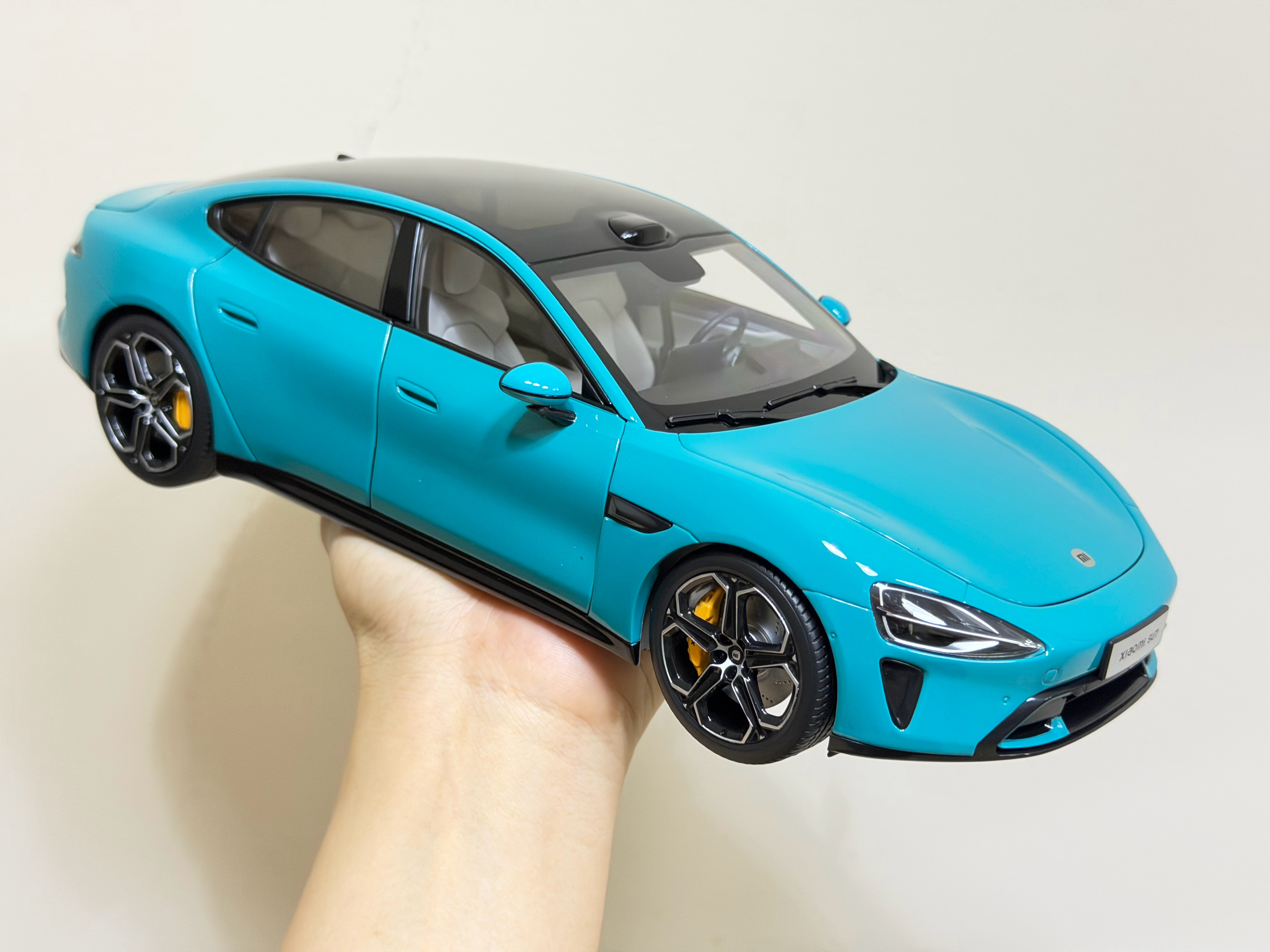 今年的小米新年礼包里最大的亮点是一辆1:18大比例的SU7车模，颜色挺好看，细节