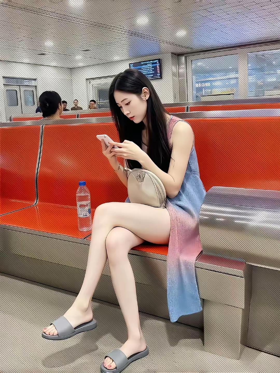 地铁上的独享时光，沉浸在手机的海洋里📱🚇