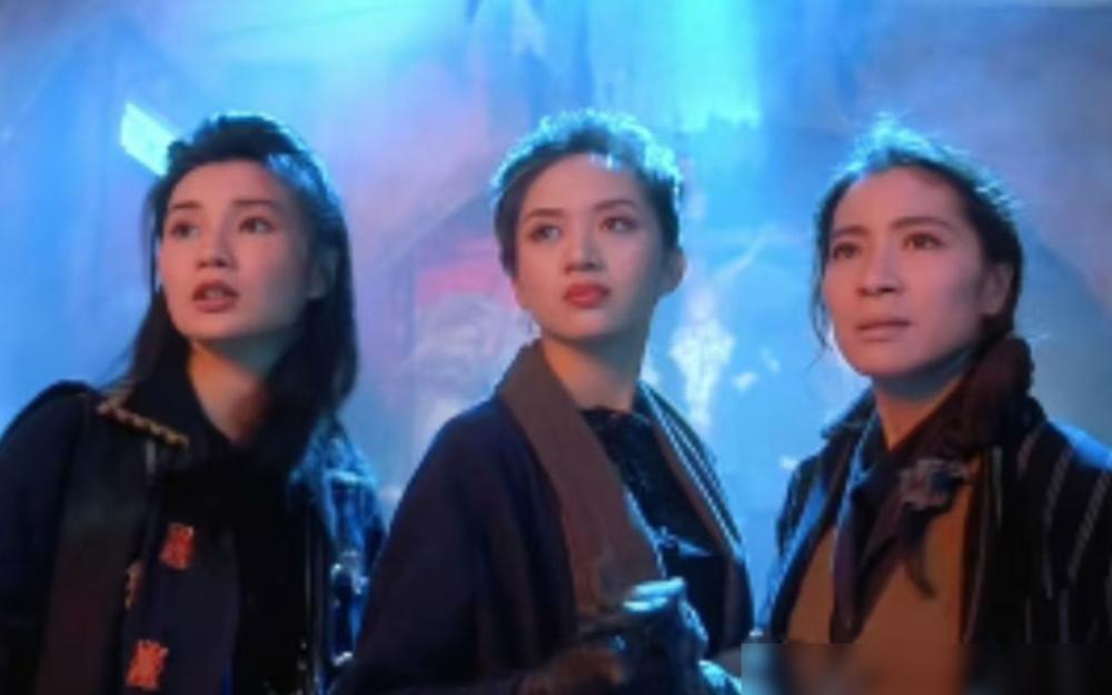 1993年，梅艳芳戴面具飞掠，张曼玉摩托扔弹，杨紫琼飞索从天降。
这哪是武侠片？