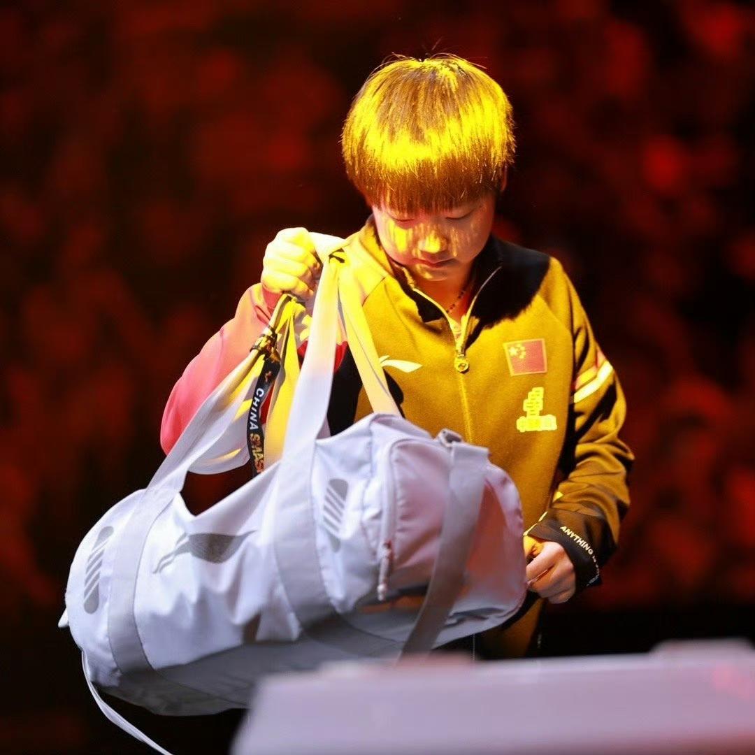 新的一年，只愿孙颖莎平安顺遂、万事无忧。
愿她每一次训练都少些伤痛，每一场比赛都