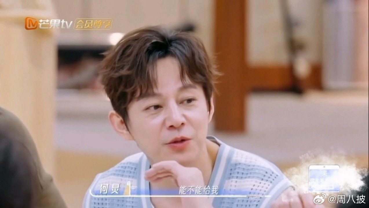 谁懂何老师刻进DNA里的长高执念！在我们的宿舍里何老师一脸认真的问大家有没有长高