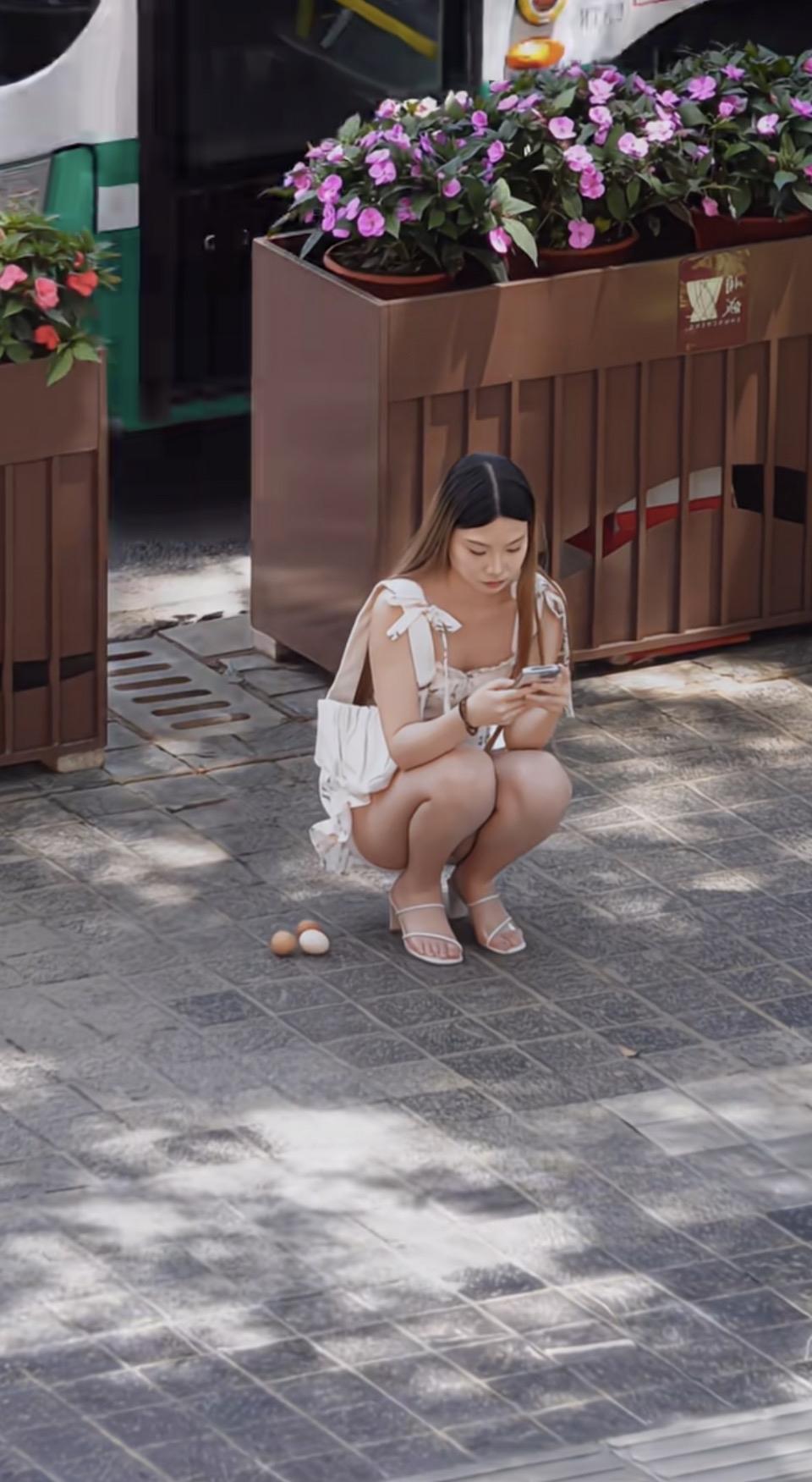 这种视频能快速流行，本质上是踩中了短视频平台的传播逻辑和人性里的几个“爽点”，拆