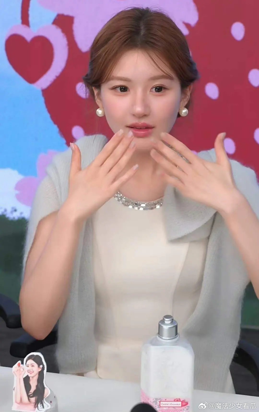 赵露思的直播状态真的挺好的，虽然图有点糊，但是人物确实非常漂亮 ​​​