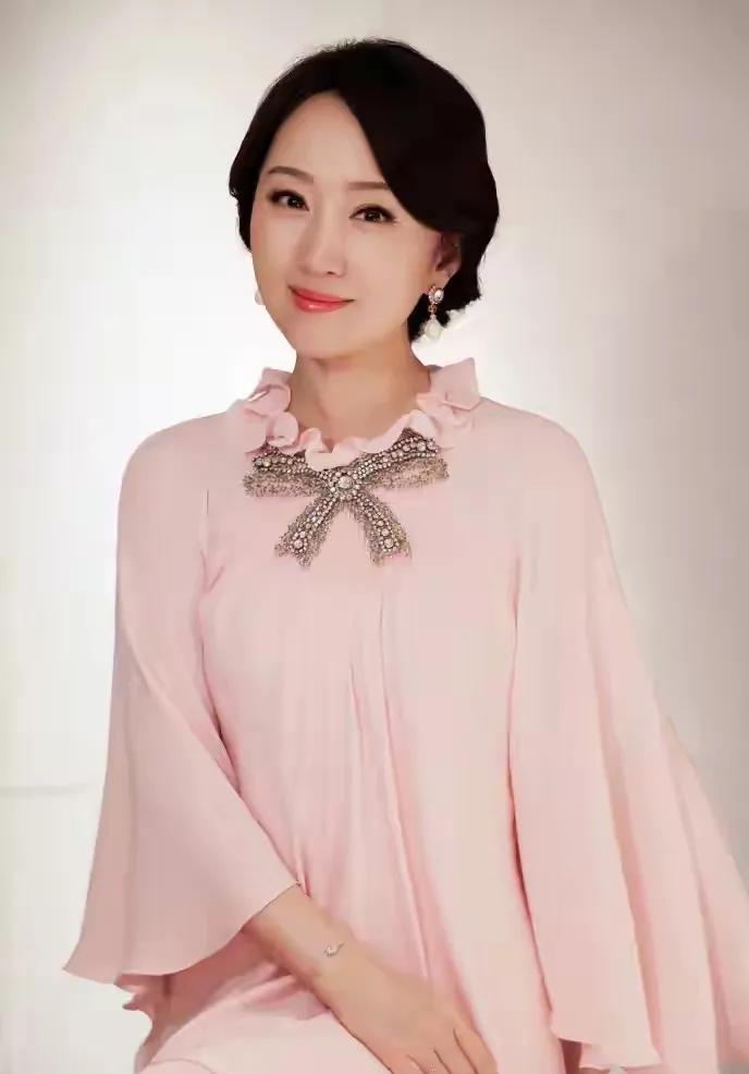 杨钰莹中秋美照来袭，粉色造型尽显优雅
 
中秋佳节， “甜歌天后”杨钰莹在社交平