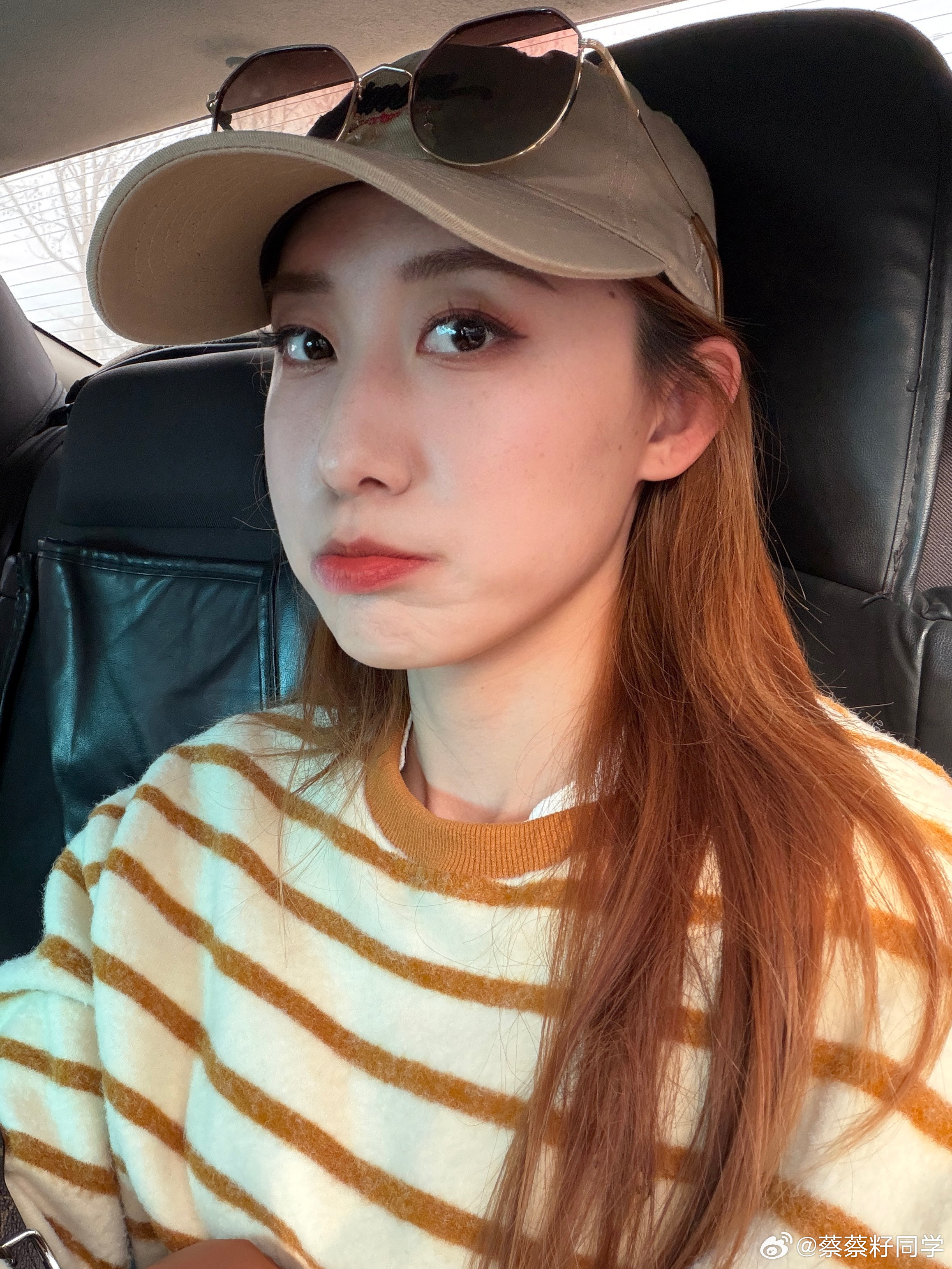 好久没有在飞机上化妆，在机场买鞋了，顶级牛马落地北京晚上就要去拍个新车，真是一点