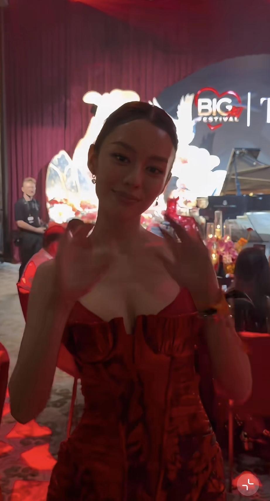 朗朗妻子吉娜参加巴塞尔艺术晚宴，虽然个子不高，但有传说中的A4纸腰，并且依然性感