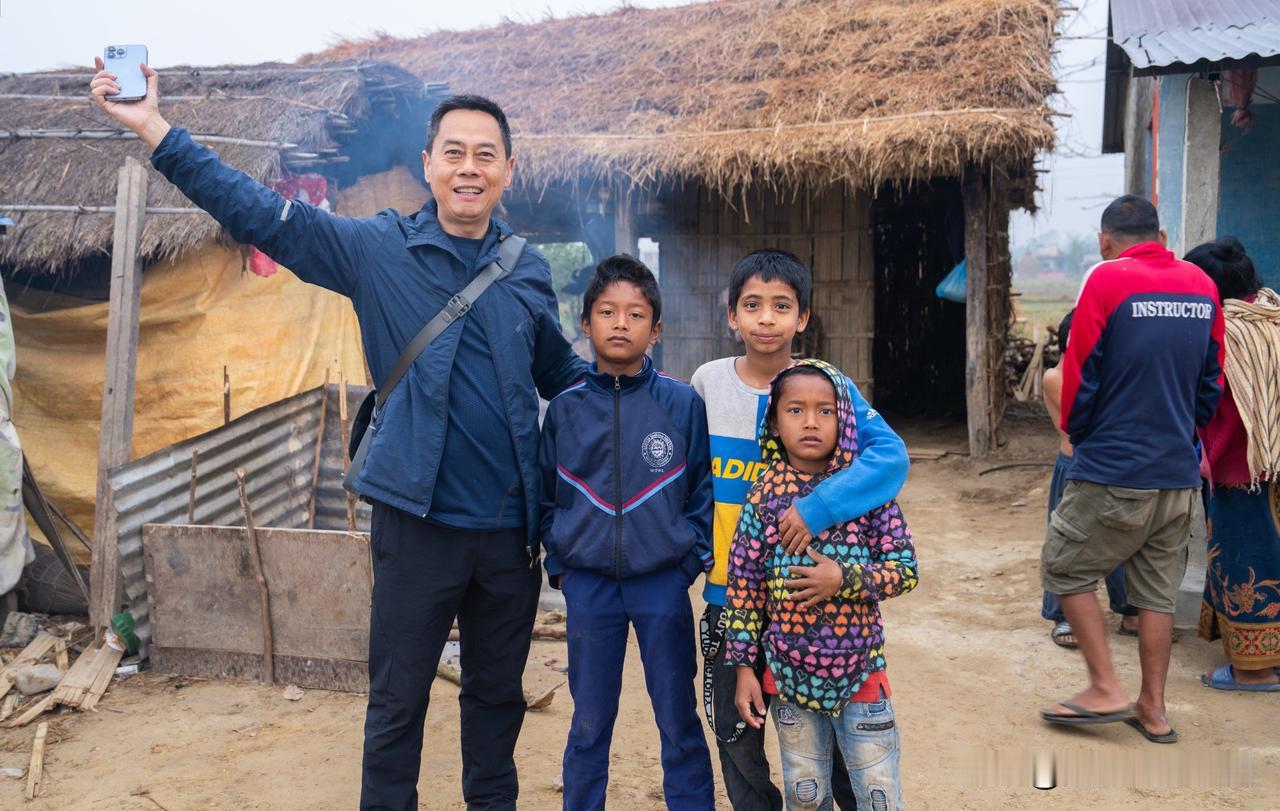 这是我2024年3月，在尼泊尔洒红节期间在尼泊尔奇特旺森林旁边，和当地几个小朋友