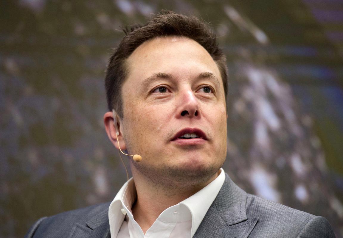 就算他现在一分钱都不挣了，每天花1000万，这些钱够他花220年。他怎么能不“郁