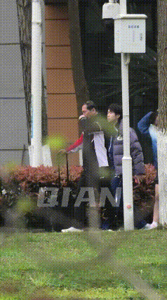 王楚钦下训了，中午才有时间发微博官宣和欧珑的合作。
可以明确了，他的工作室员工，