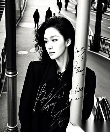 朋友圈签名：“死亡是必然的”。
头像，是和儿子的合影。背景，是女儿的照片。
我看