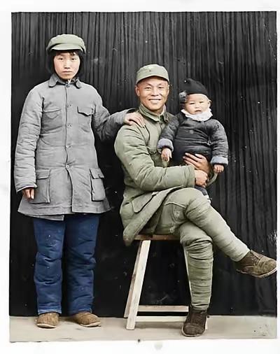 这是1944年延安的一张44年延安的一张全家福：晋察冀军区骑兵团团长范昌标坐在木