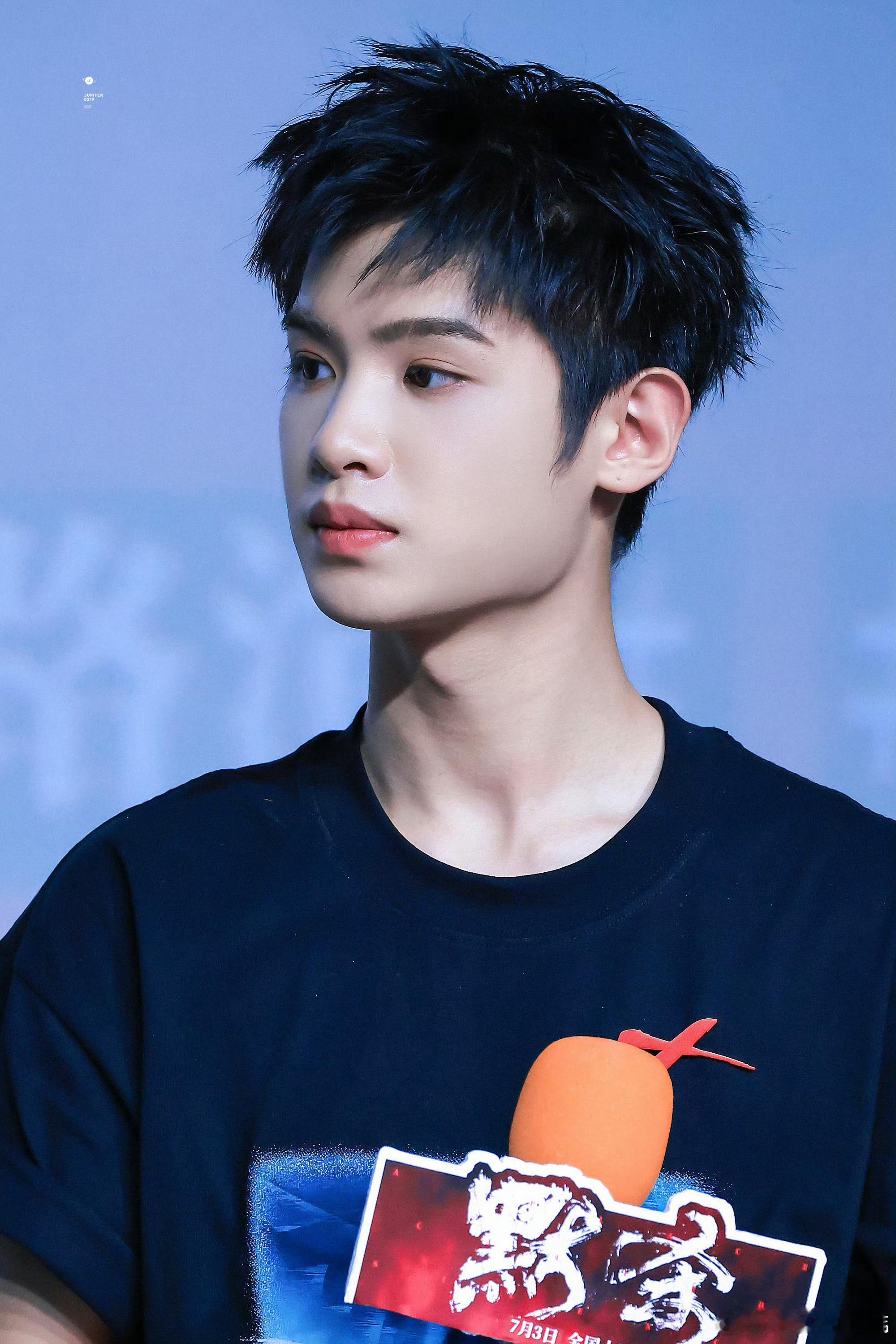 黄明昊这视频多少有点废显卡 屏幕里的手印和扫视的眼珠，这两个意象用得巧妙，暗示了