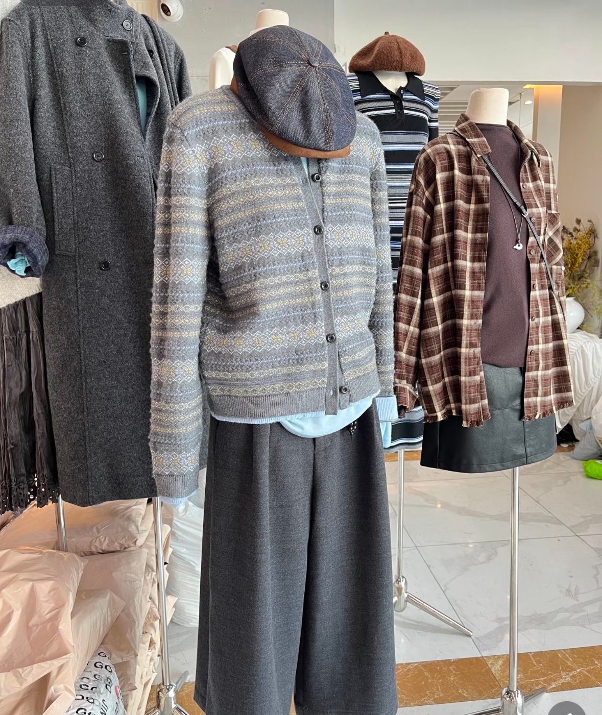 服装店的秋装卖不动了每年档口6月就开始准备秋季货盘，一般9月就进入秋天了。看了下