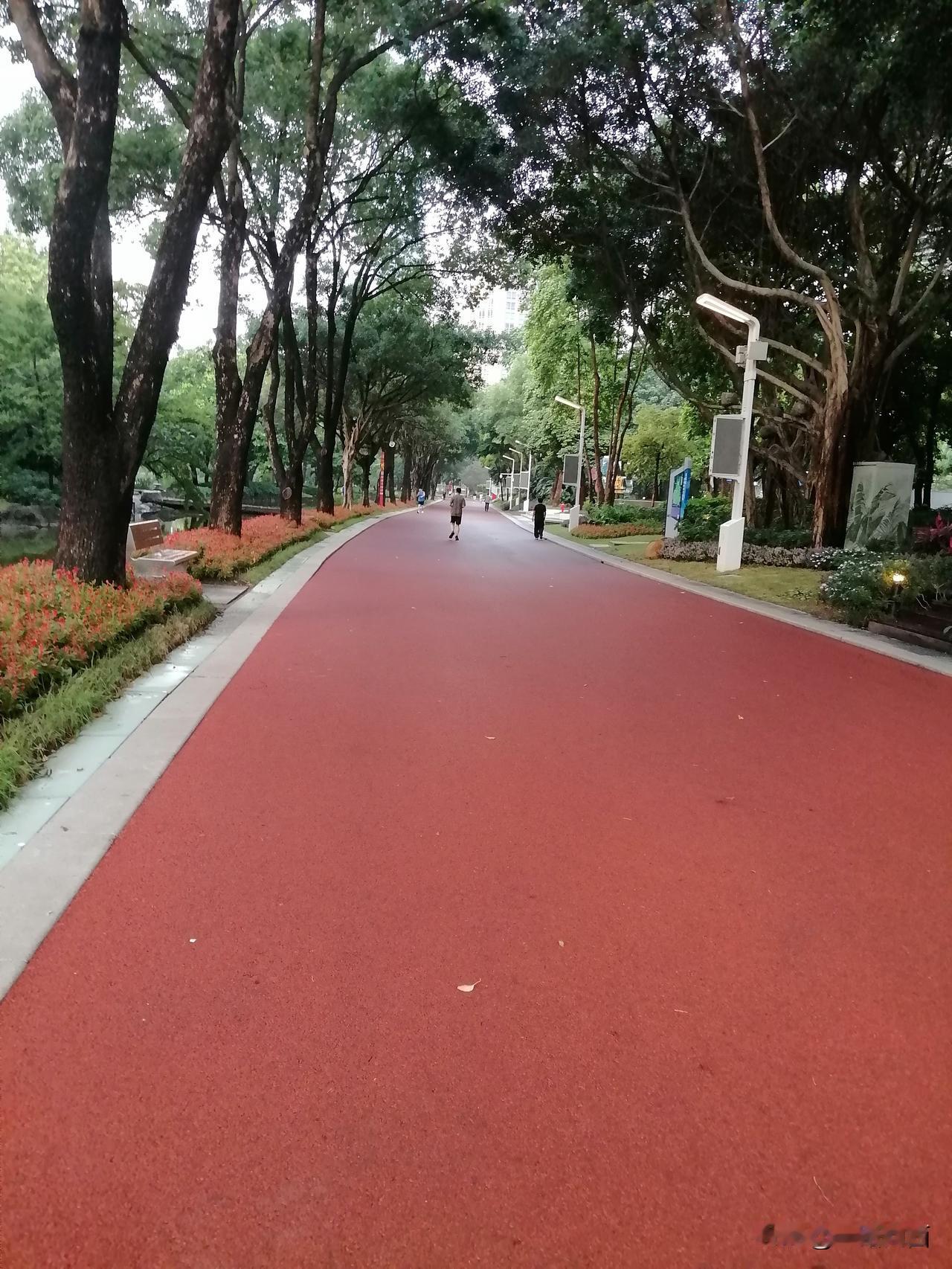 早呀！花城汇广场可是个跑步的好地方。我每天都在这儿跑，空气流通，周边风景也不错。