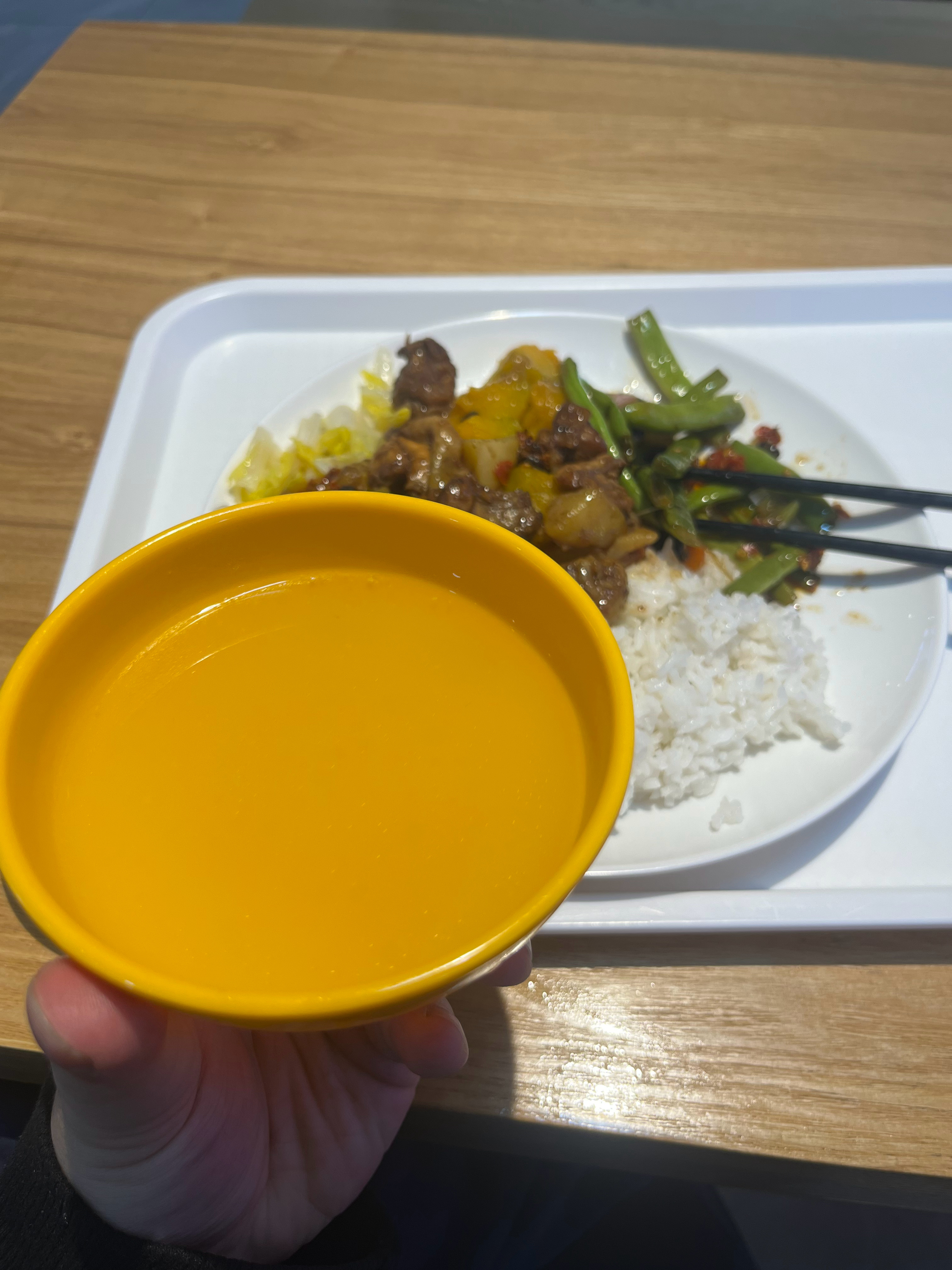 小米全球总部15元的员工餐 看起来是真的不错的，虽然说哪里都能吃到15 块钱的饭