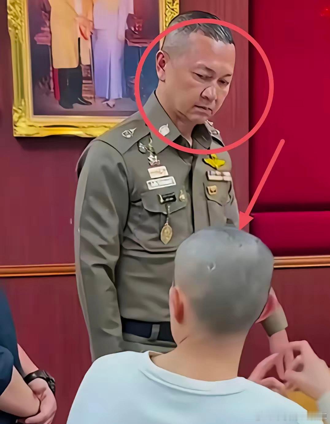 一个眼神干废泰国大半年的文旅宣传！这是王星被找到之后，泰国军官看他的眼神就跟要吃