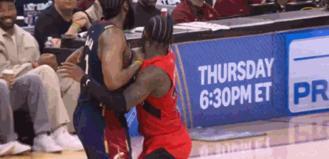 谢德和哈登卡位，连推带顶！
哈登纹丝不动：你在干啥？

谢德是真没招了，胳膊一扬