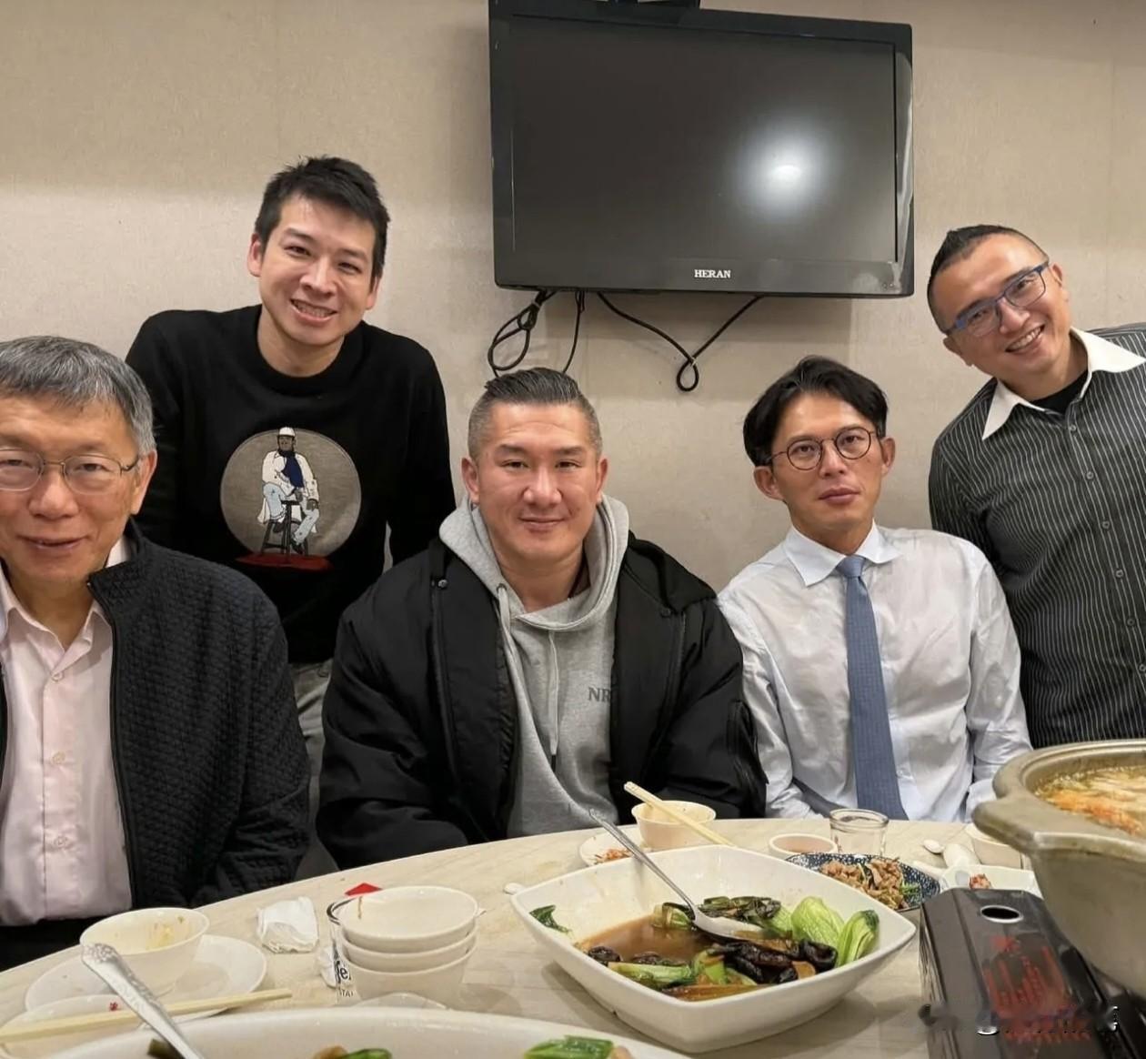 馆长日前在大陆带完货回去台湾之后，马上与柯文哲和黄国昌见面聚餐。

公开场合见面