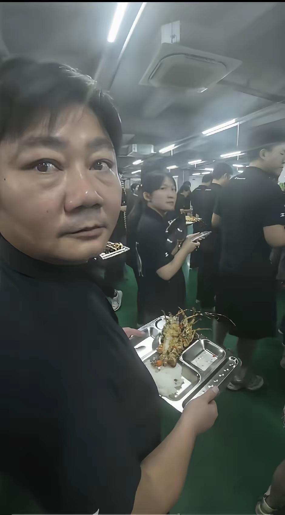 我见过低调的，可没见过这样低调的！
​张雪竟然在自己的公司也是需要排队的，这可不