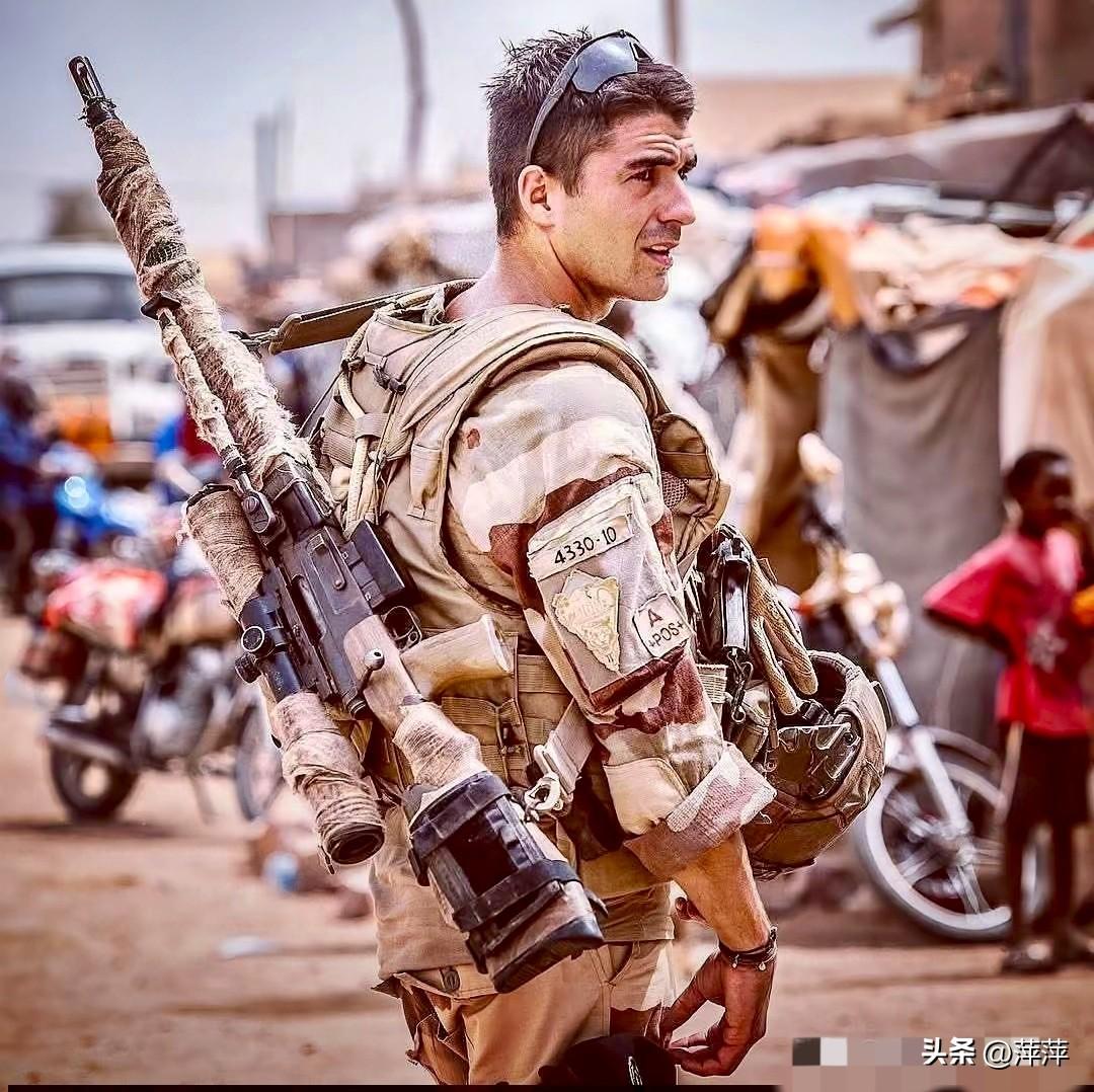 这名法国特种部队士兵身处非洲萨赫勒地区，他背负的是比利时FN公司制造的FN SC