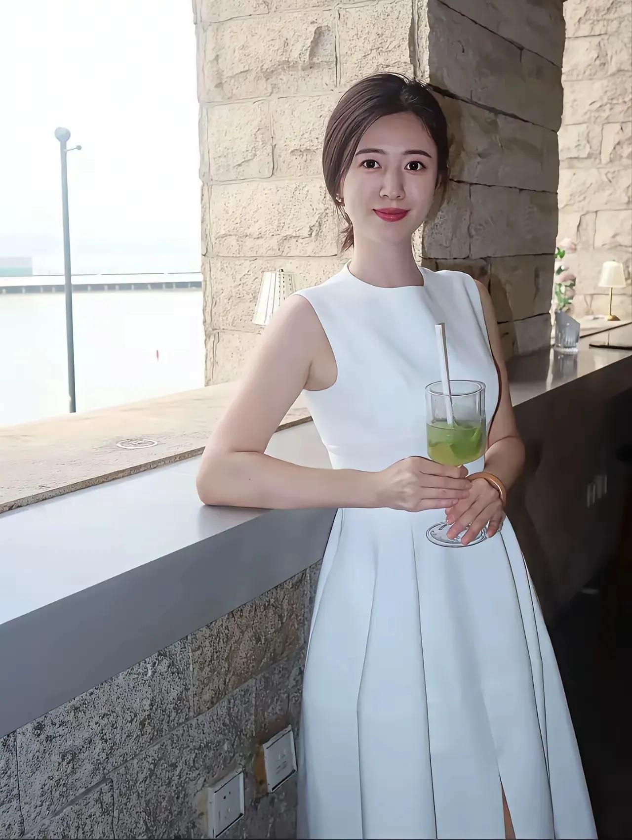 不要因为看见别人发光，就觉得自己黯淡，他强任他强，清风拂山岗。生活中，任何人的节