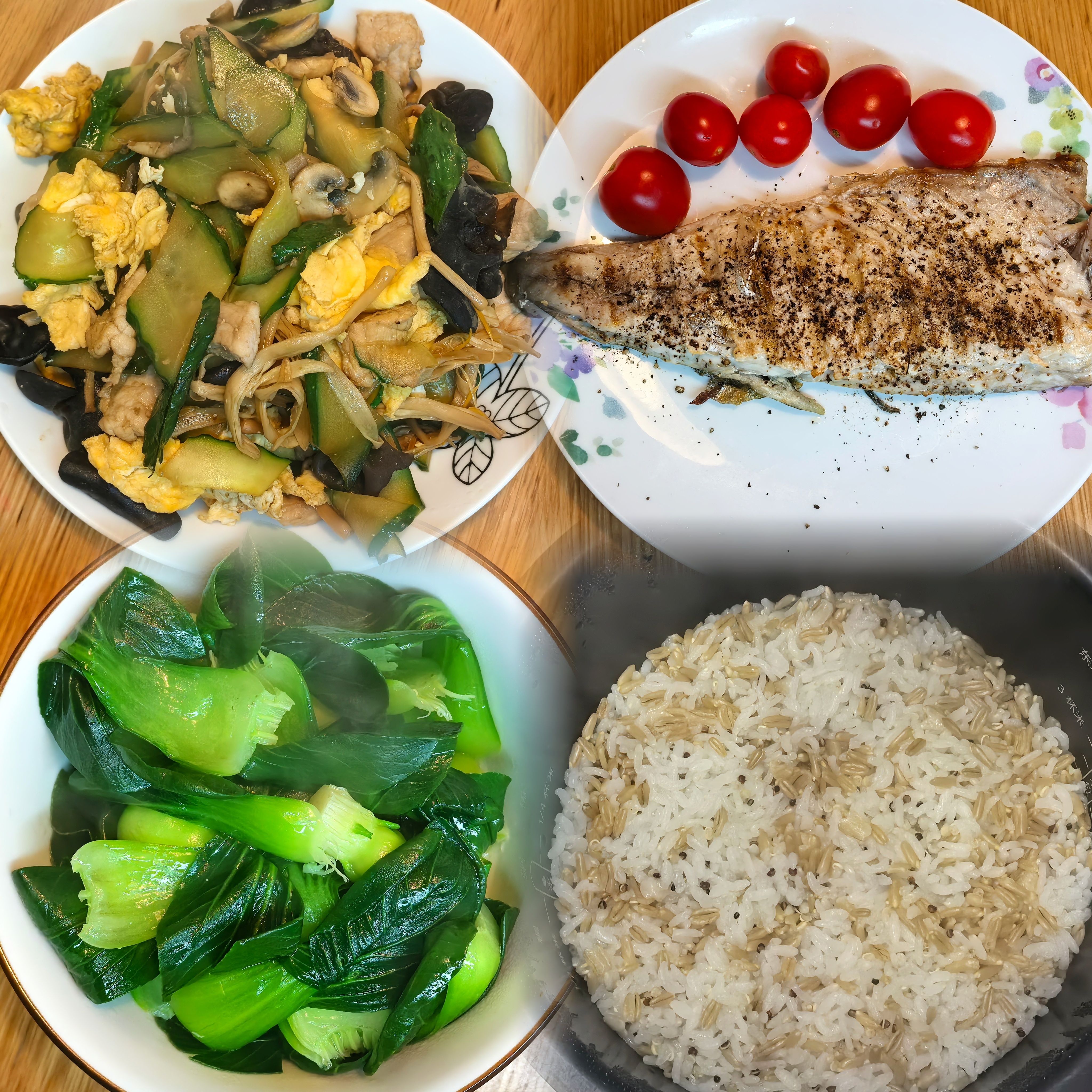 波妞家的晚餐  今天继续分享一下我和波妞俩人的晚餐。黄瓜木耳口蘑黄花菜鸡蛋瘦肉=