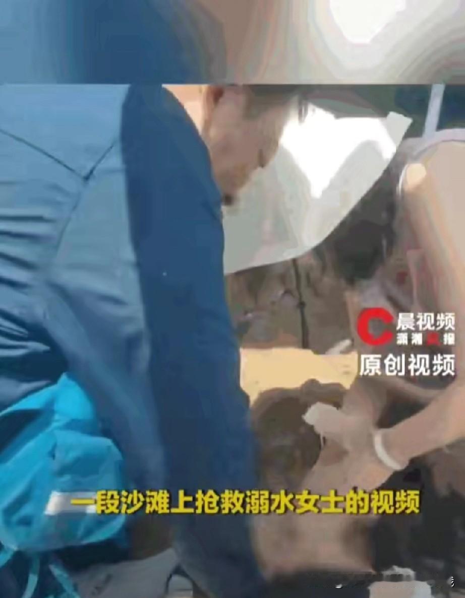 阎王让人三更死，谁能留人到五更！辽宁大连付家庄公园的海滩上，一位女游客在海水里玩