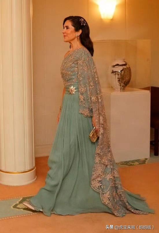 玛丽王后的状态也在越来越好！在澳大利亚举办的接待晚宴上，青绿色礼服搭配披发，很有
