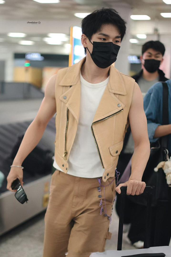 我家那小子姚琛在镜头前大方换衣 姚琛的身材确实能打，八块腹肌排列整齐，腰线也好看