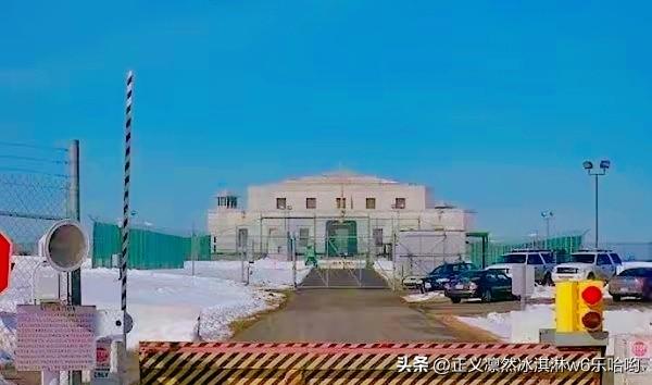 特朗普怀疑诺克斯堡金条被偷这事挺有意思。诺克斯堡可是美国最大金库，存着4580吨