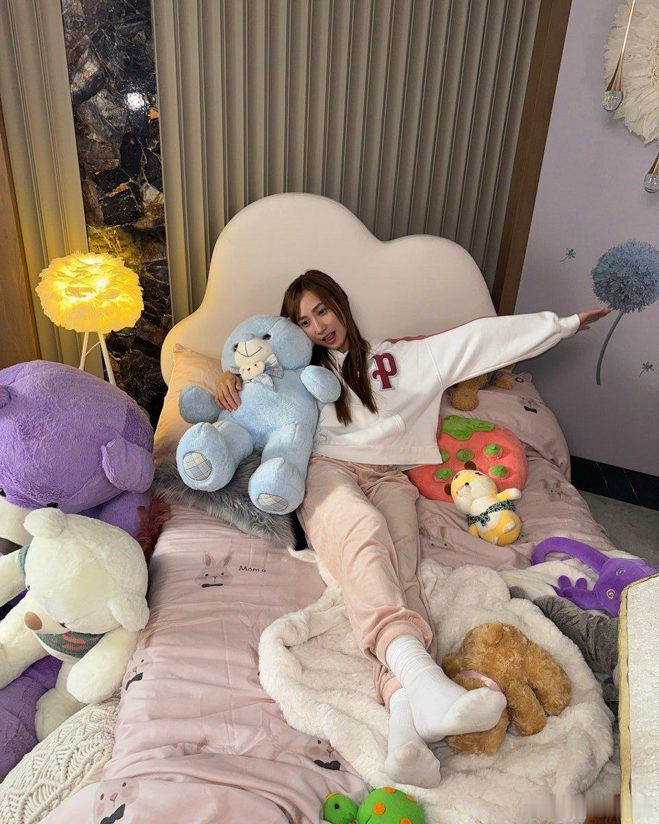 現年19歲的鍾柔美（Yumi）近日因真相與言論不符的爭議頻頻成為熱話。她早前提到