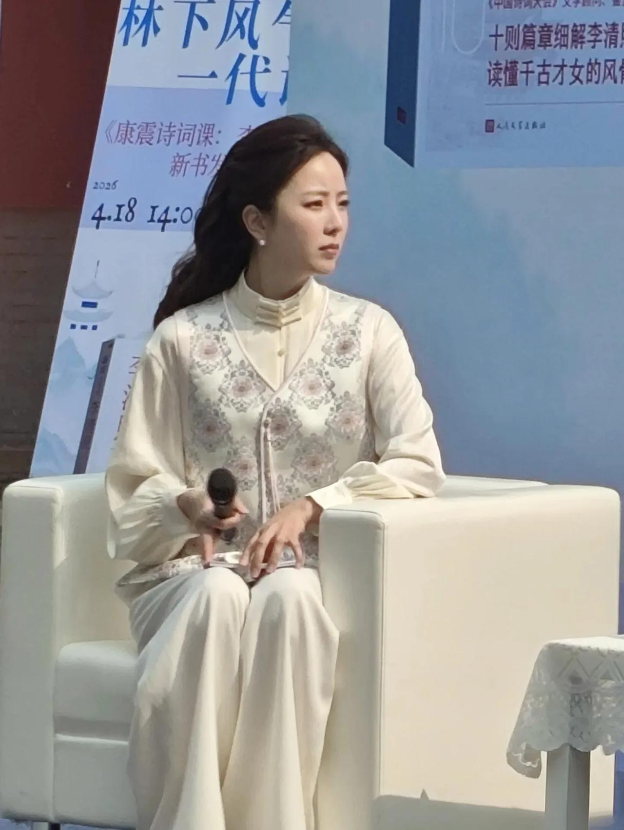 李思思晒图气质拉满
温婉知性自带书卷气
央视才女颜值实力兼具
你喜欢这组风格吗？