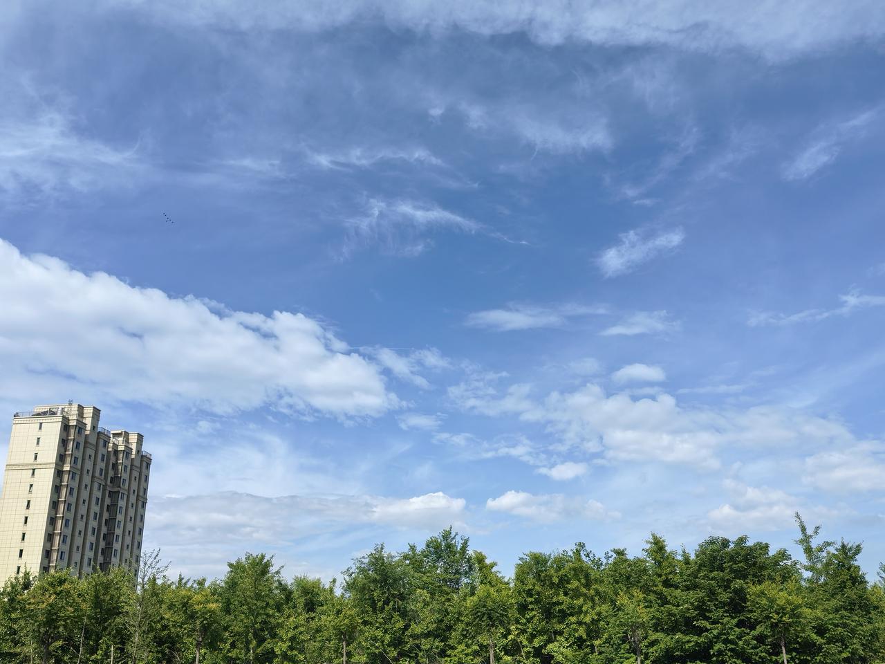 分享一下你随手拍下的照片天空那朵云美吧？