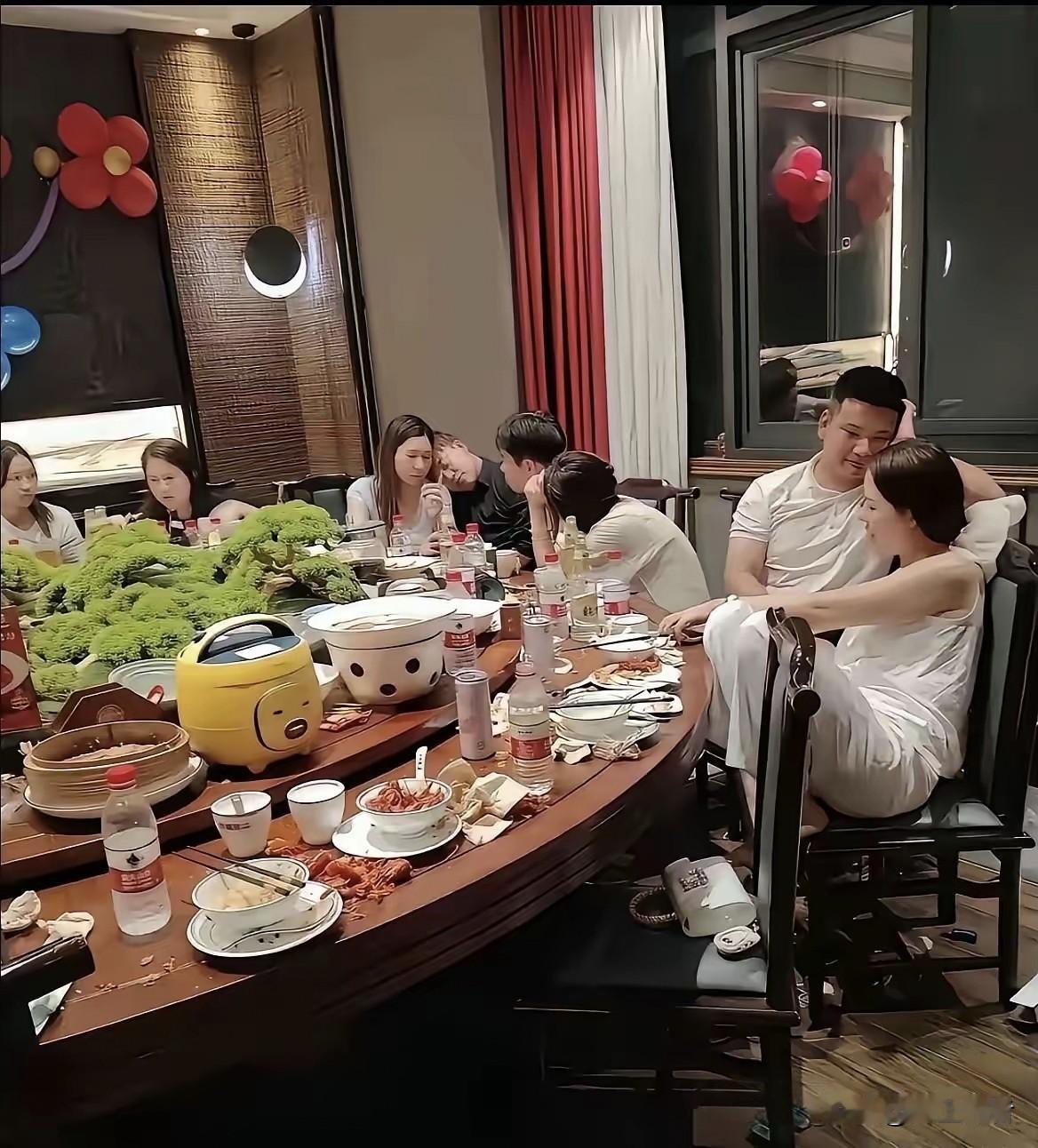 其实我是很讨厌同学毕业周年庆的！不是带着目的就是带着算计，真正失去了同学聚会的目