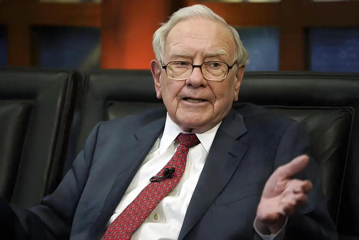 95岁巴菲特退休爆预言：“美日会更强大”！人们在猜“咋不提中国”时，没成想他关于