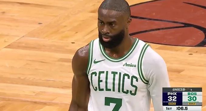 爱哭的娃儿有奶喝！
杰伦•布朗的投诉还是很有效果的。
之前，没拿东部月最佳，吐槽