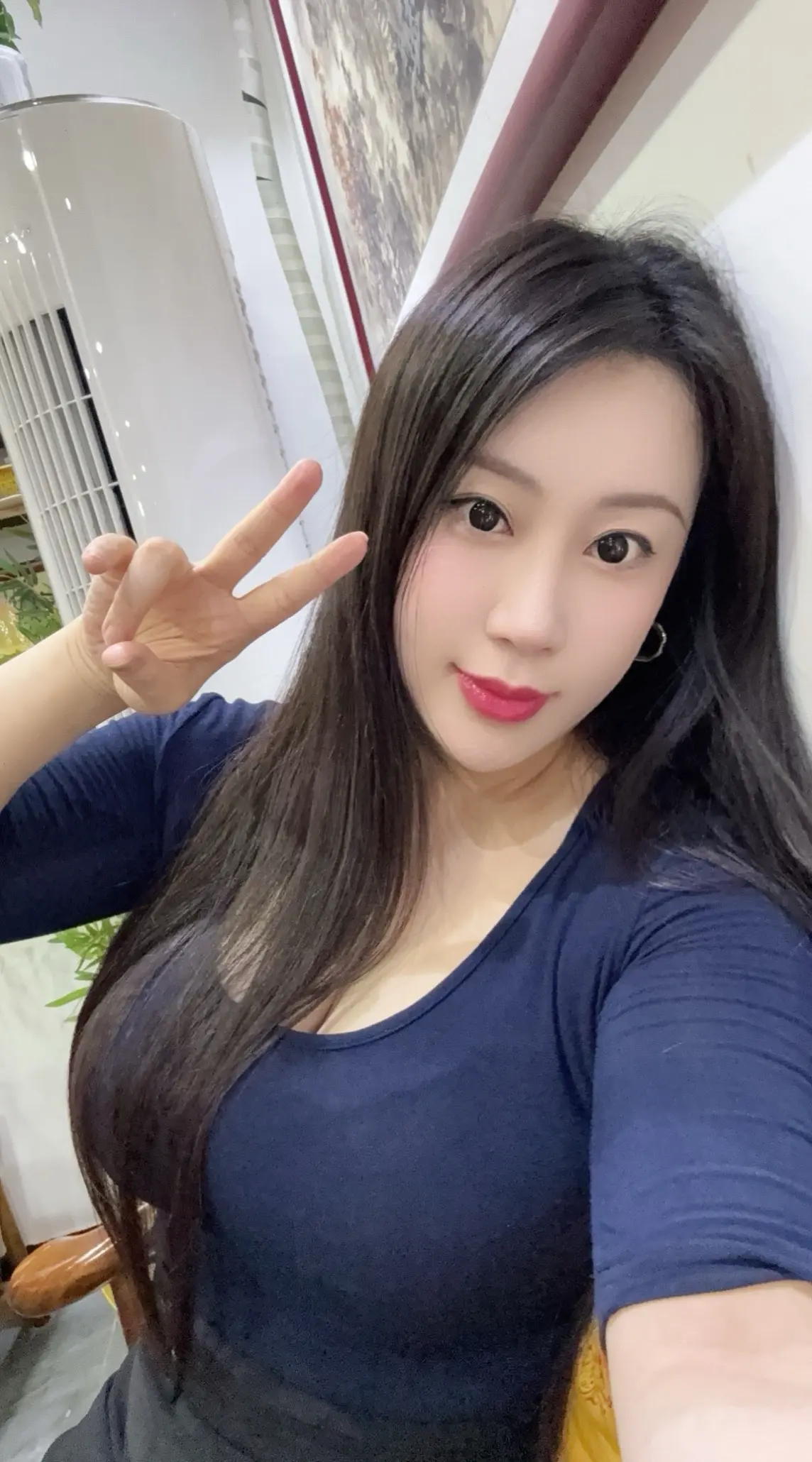 审美和爱都是很难降级的东西 你崇拜的人身上有你的品味和智趣 你厌恶的人...
