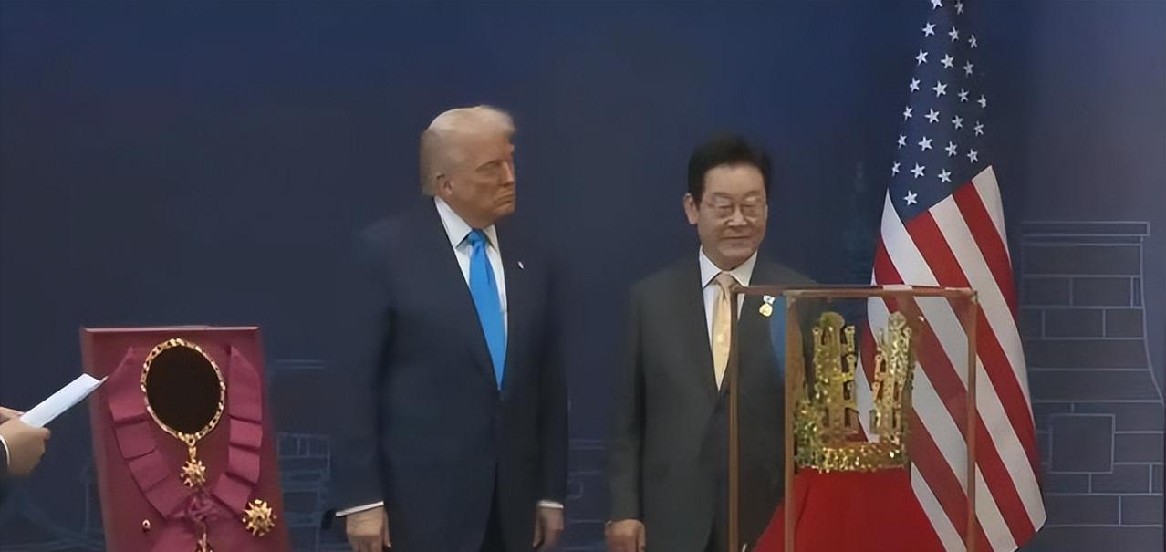 快讯！快讯！
 
美国总统特朗普突然宣布了。
 
10月的东京机场，特朗普落地后