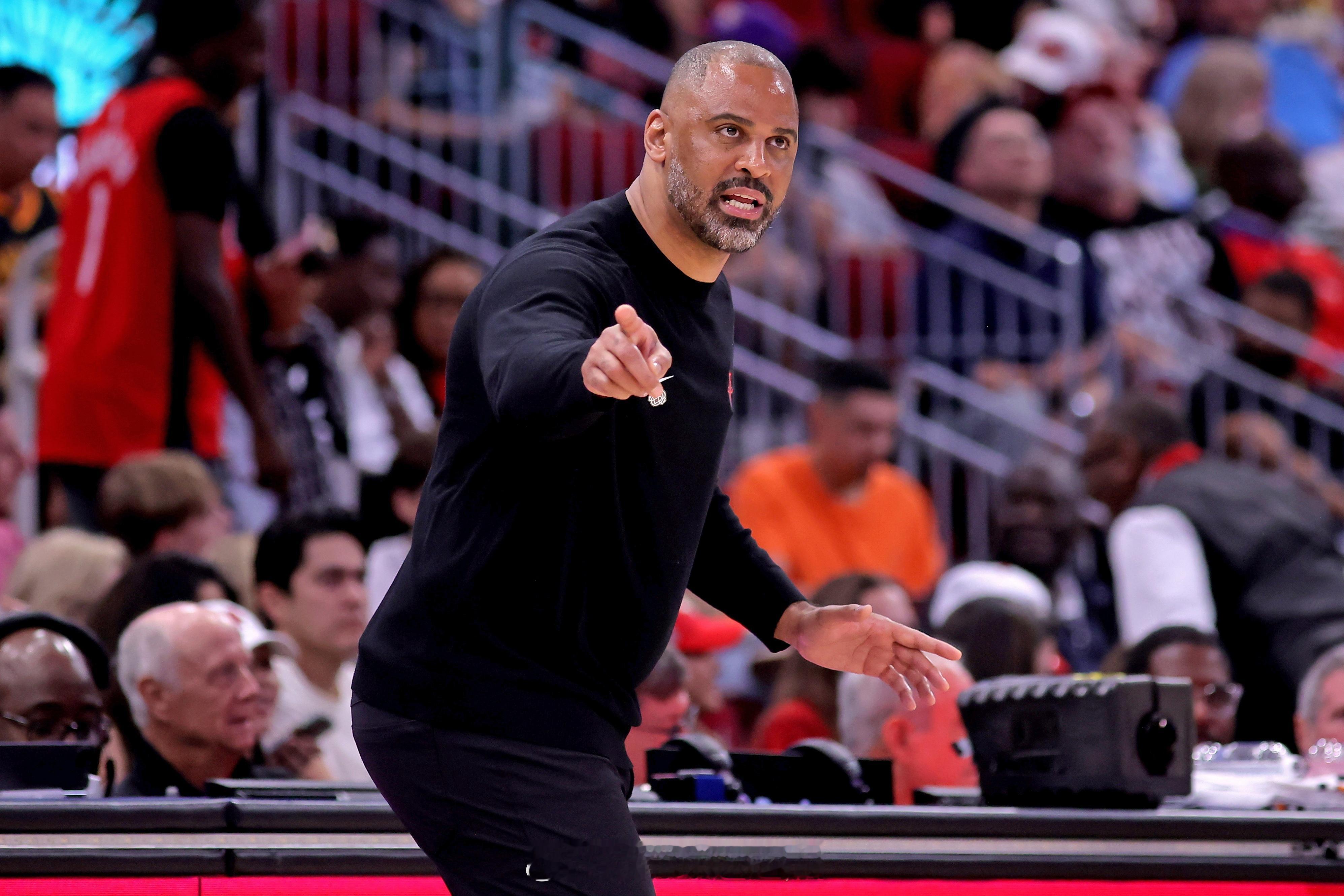 记者问道：“在改变阵容后，你通常会给予几场比赛的观察期，还是可能一场后就调整回来