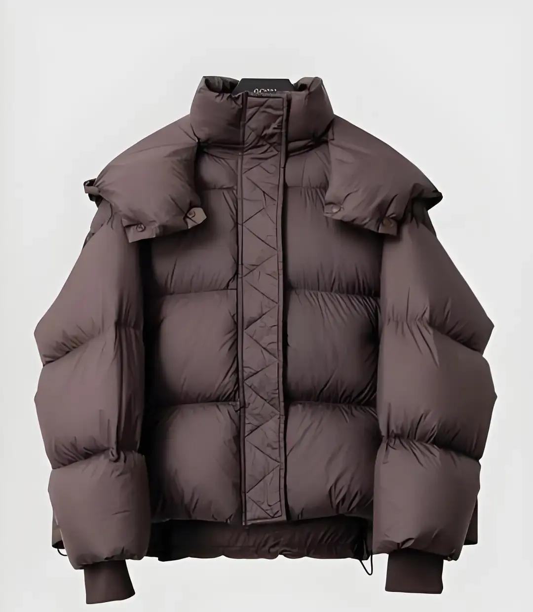 刷到个女生吐槽，500块买的咖色羽绒服穿完脖子一圈黄印子，像被项链勒了三天。
干