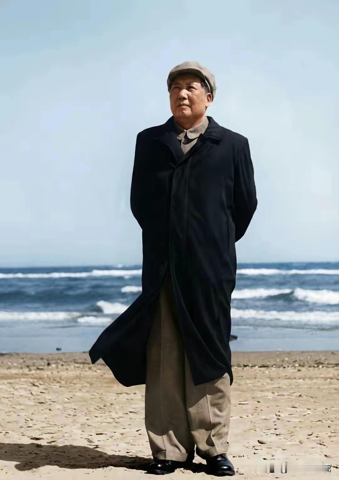 海风扬起黑色大衣的衣角，背景是翻涌的海浪，毛主席双手背在身后、目光望向远方，展现