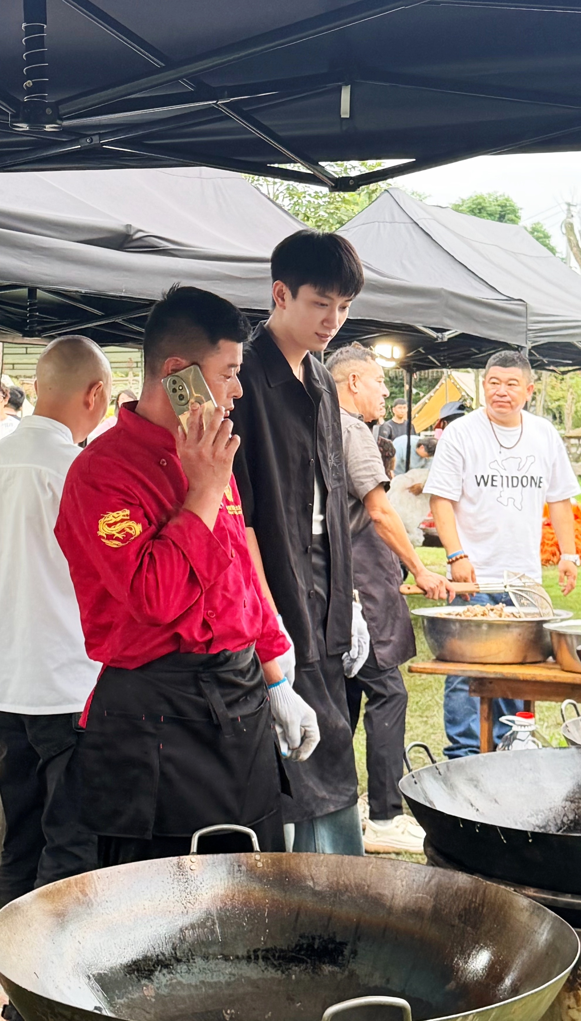 王子奇主厨变食堂打饭的王子奇从综艺到剧组真饭撒 不仅仅会烧铁锅炒菜，而且这回还给