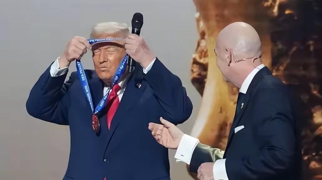 国际足联主席尴尬了！

世界杯再过两天就开幕了，结果出了个天大的笑话——伊朗队好